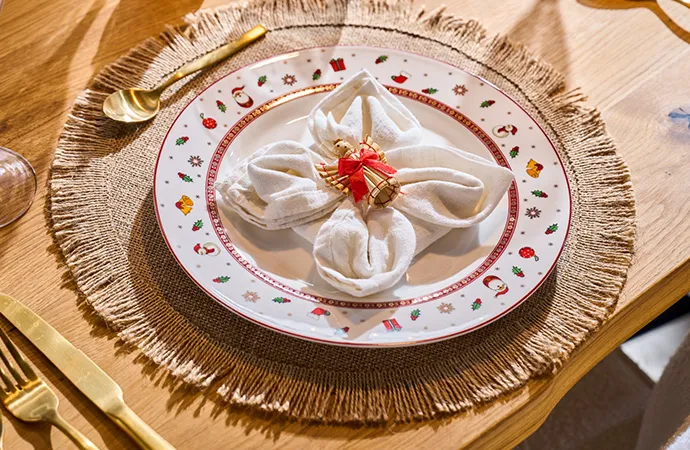 Fluransicht im Landhausstil mit salbeigrünen Wandpaneelen