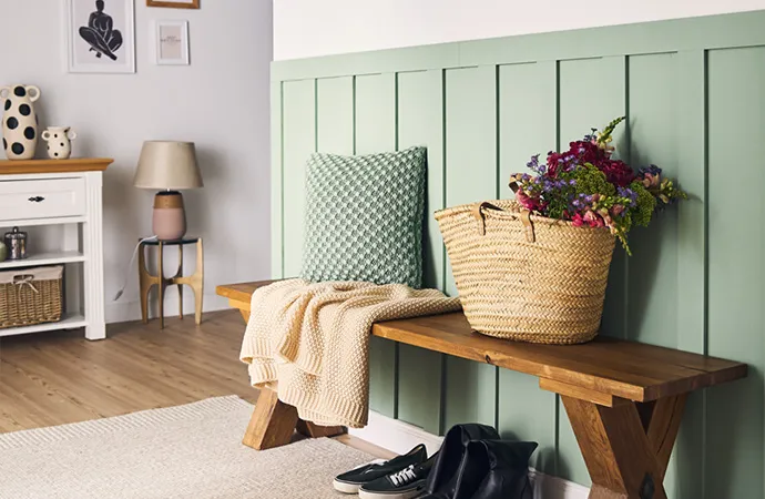 Fluransicht im Landhausstil mit salbeigrünen Wandpaneelen