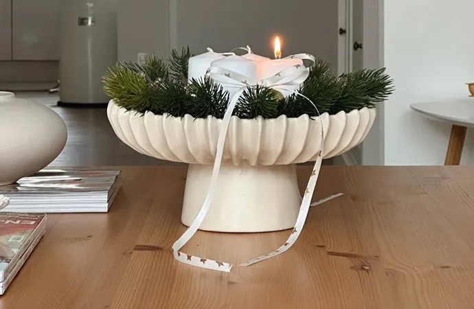 Helles Big-Sofa mit Glastisch davor in Dachgeschoss-Wohnzimmer