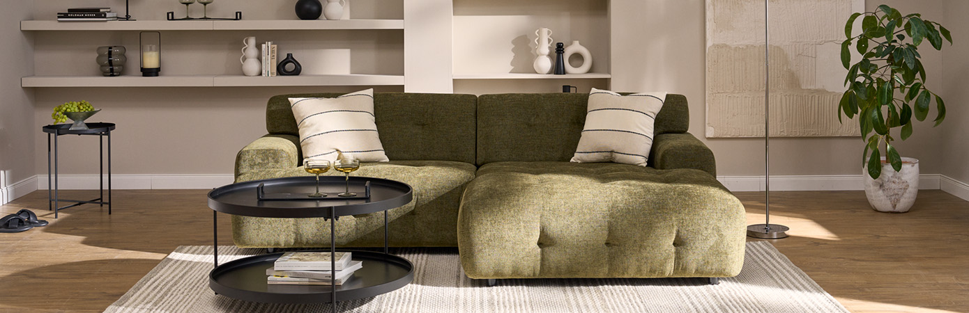 Oliv-Farbenes Sofa mit Recamiere in modernem Wohnzimmer