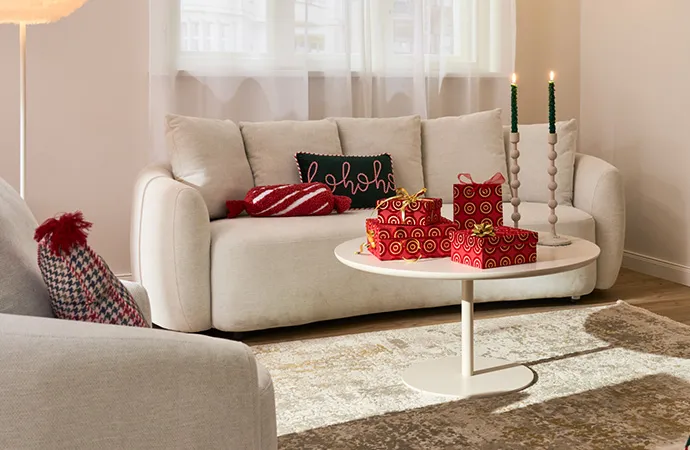 Oliv-Farbenes Sofa mit Recamiere in modernem Wohnzimmer