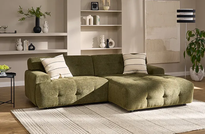 Oliv-Farbenes Sofa mit Recamiere in modernem Wohnzimmer