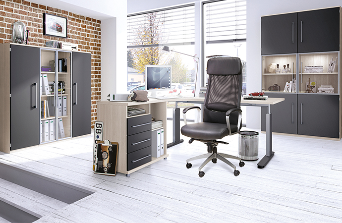 Modernes Büro in Anthrazit und Holzoptik mit Schreibtisch, Bürostuhl und Aktenschränken