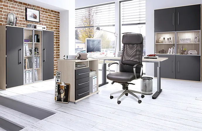 Modernes Büro in Anthrazit und Holzoptik mit Schreibtisch, Bürostuhl und Aktenschränken