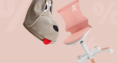 Sitzsack in Hunde-Optik und rosa Drehstuhl vor rosa Hintergrund mit Prozentzeichen-Muster
