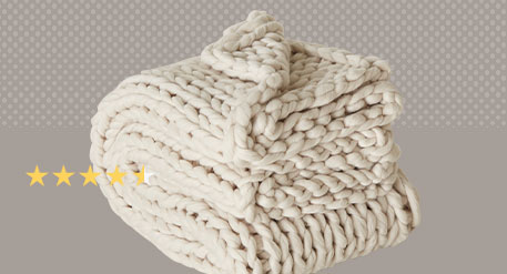 Cremefarbene Kuscheldecke in Grobstrick, daneben 5 Sterne - 4,5 Sterne davon gelb ausgefüllt