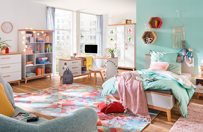 Kinderzimmermöbel in Weiß mit Holzakzenten im Skandi-Stil