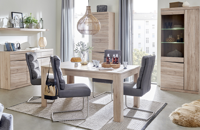 Grifflose Esszimmermöbel in heller Eiche-Optik