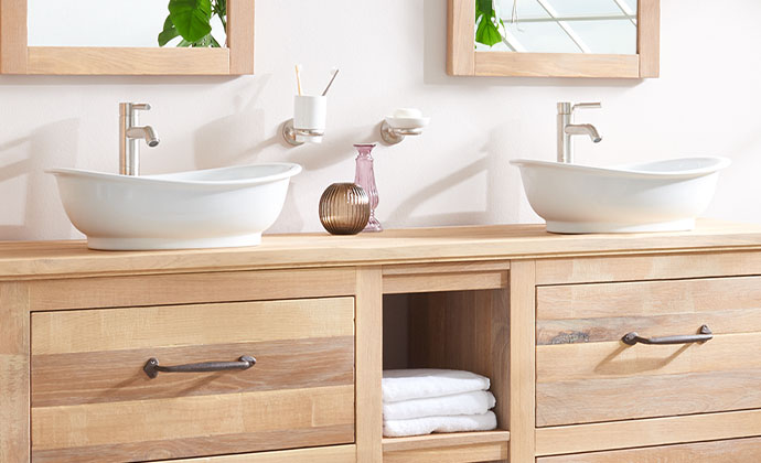 Nahaufnahme eines Doppel-Waschtisches mit Keramik-Waschbecken und Waschtischunterschrank aus Holz