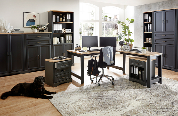 Dunkelgraue Landhausmöbel fürs Büro, Kassettenfronten, Eckschreibtisch