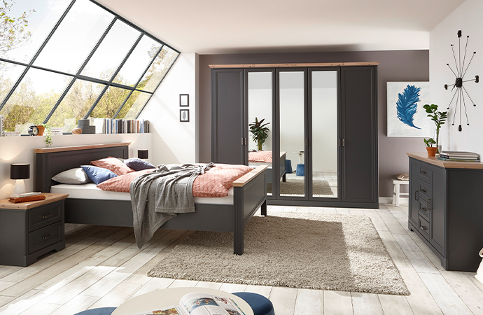 Dunkelgraue Schlafzimmermöbel im Landhausstil mit Rahmenfrtonten