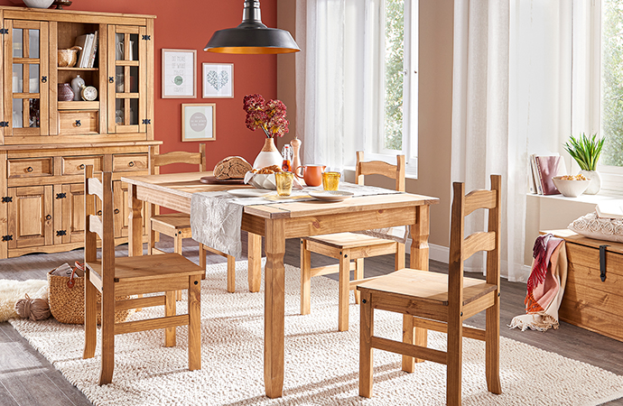 Esszimmer mit mediterranem Landhausflair, Holz mit schwarzen Beschlägen 