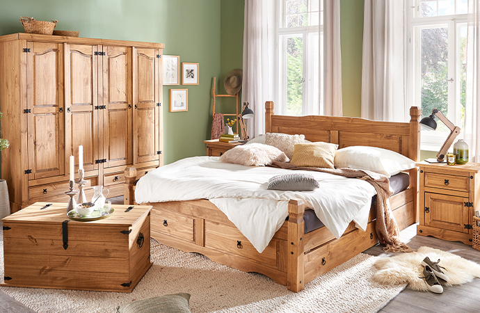 Landhausstil mit mediterraner Note, rustikales Holz und schwarze Beschläge