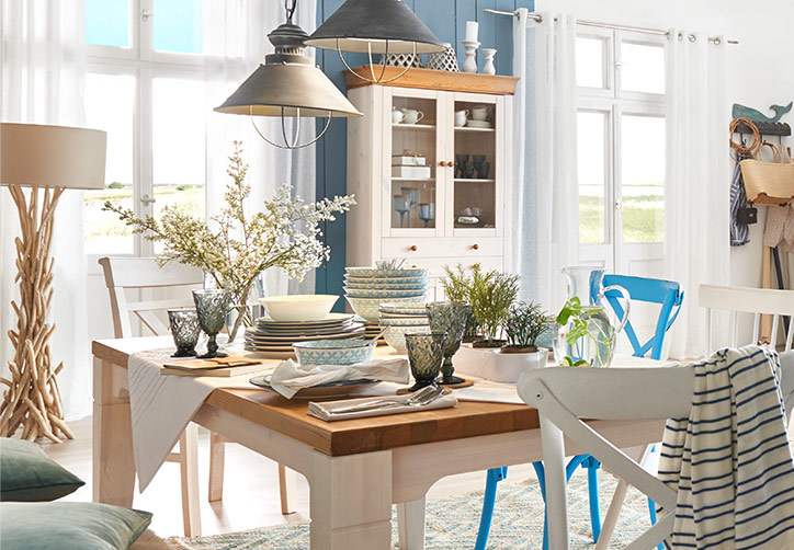 Esstisch und weiße und blaue Stühle im Landhausstil, Vitrine in Weiß