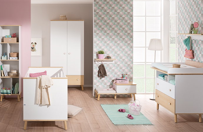 Puristische Babyzimmermöbel in Weiß und Akzenten in Holz-Optik