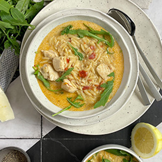 Zitronen-Orzo-Suppe