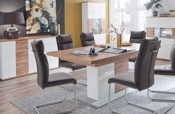 Klassische Esszimmer in Weiß mit Absetzungen in Eiche-Dekor