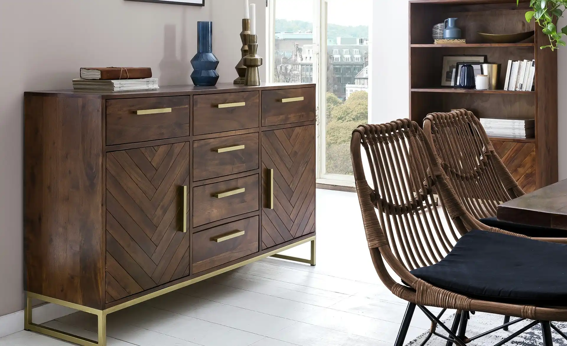 Sideboard in dunkelbraunem Holz mit Fischgrätmuster