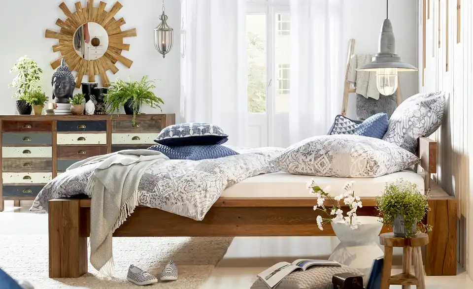 Bettgestell Kingston aus Massivholz, in Wohnsituation