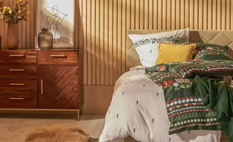 Sideboard Calatria aus Massivholz, in Wohnsituation