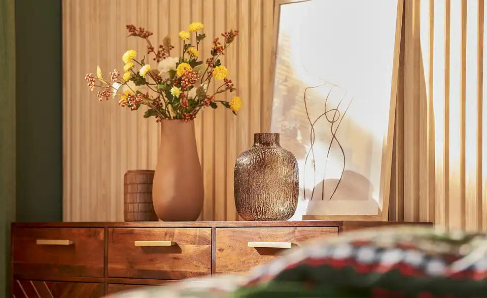 Sideboard Calatria aus Massivholz, in Wohnsituation