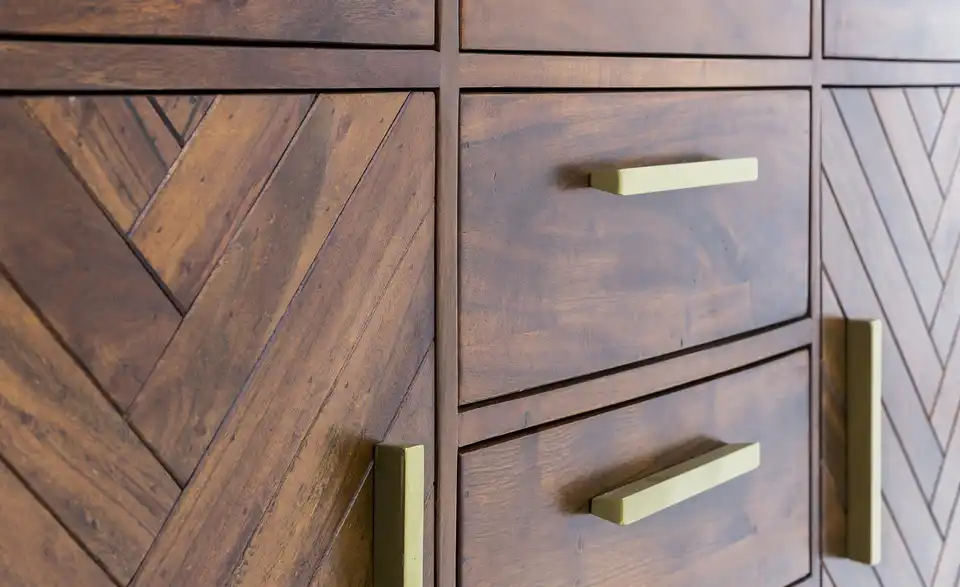 Sideboard Calatria aus Massivholz, Detailansicht