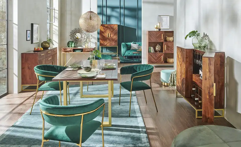 Barschrank Calatria aus Massivholz, in Wohnsituation