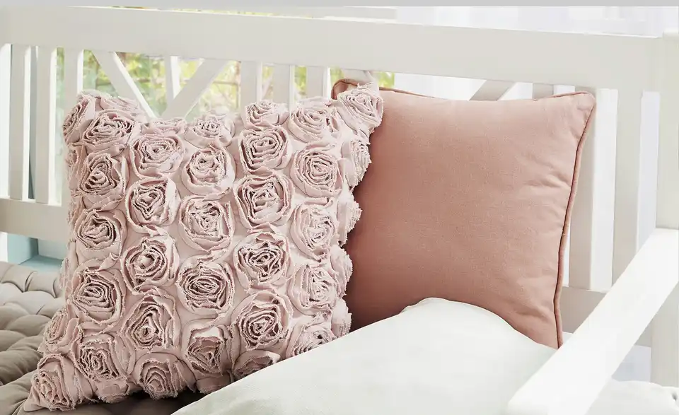 como Kissen Rosenapplikation, in Wohnsituation