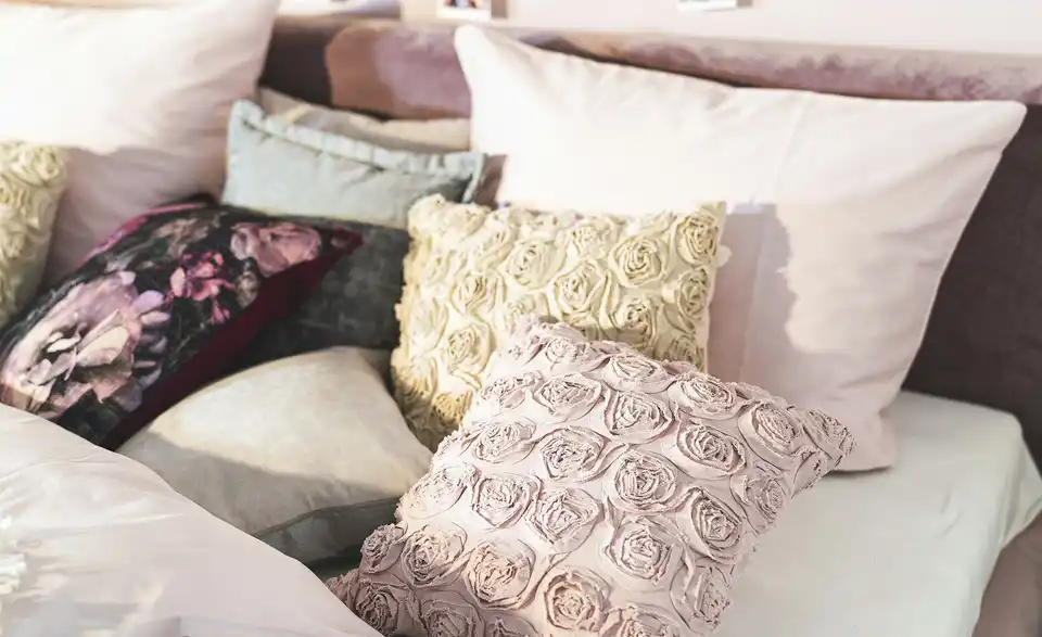 como Kissen Rosenapplikation, in Wohnsituation