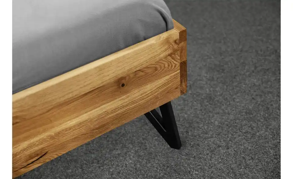 Massivholzbett Karl mit gepolstertem Kopfteil, Detailansicht