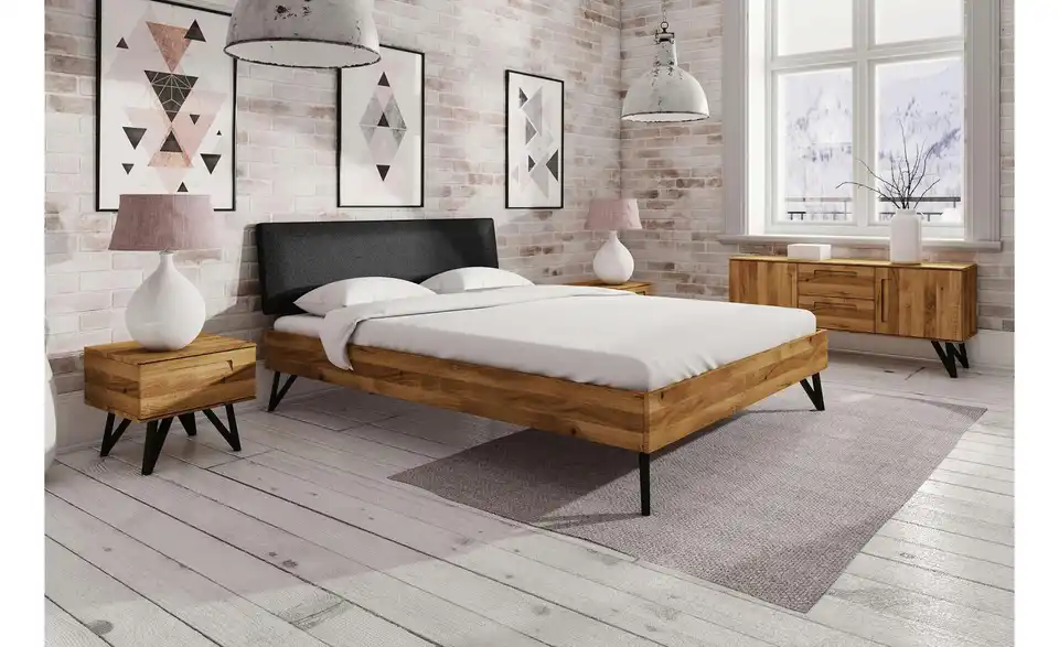 Massivholzbett Karl mit gepolstertem Kopfteil, in Wohnsituation