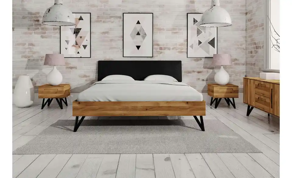 Massivholzbett Karl mit gepolstertem Kopfteil, in Wohnsituation