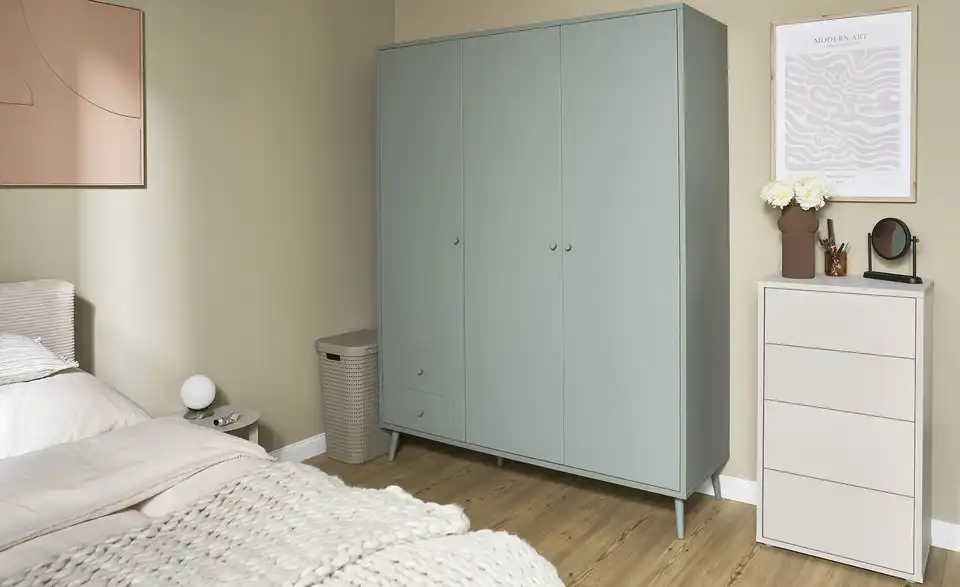 Kleiderschrank Hemsby 3-türig, Salbeigrün, mit Einlegeböden, in Wohnsituation