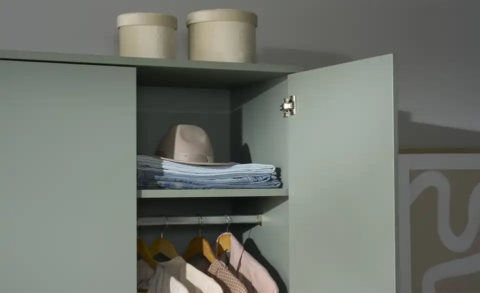 Kleiderschrank Hemsby 3-türig, Salbeigrün, mit Einlegeböden, Detailansicht