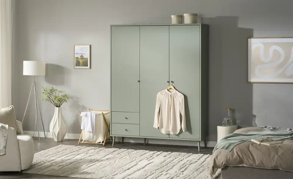 Kleiderschrank Hemsby 3-türig, Salbeigrün, mit Einlegeböden, Perspektive