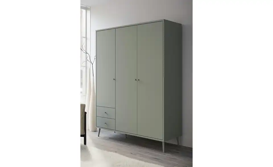 Kleiderschrank Hemsby 3-türig, Salbeigrün, mit Einlegeböden, in Wohnsituation