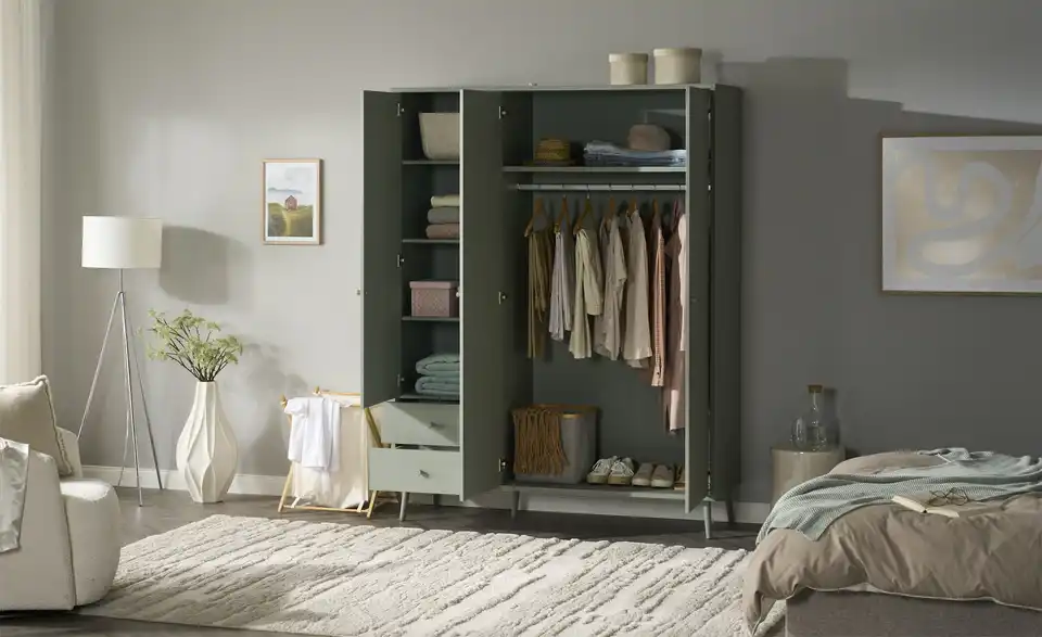 Kleiderschrank Hemsby 3-türig, Salbeigrün, mit Einlegeböden, geöffnet