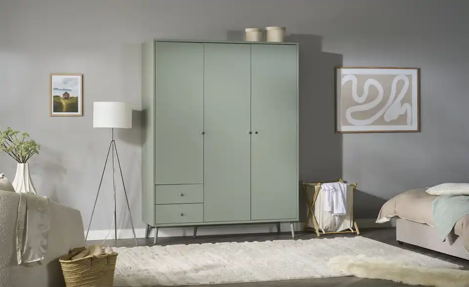 Kleiderschrank Hemsby 3-türig, Salbeigrün, mit Einlegeböden, in Wohnsituation
