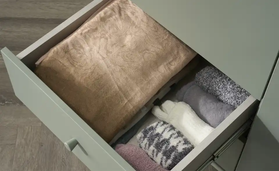 Kleiderschrank Hemsby 3-türig, Salbeigrün, mit Einlegeböden, Detailansicht