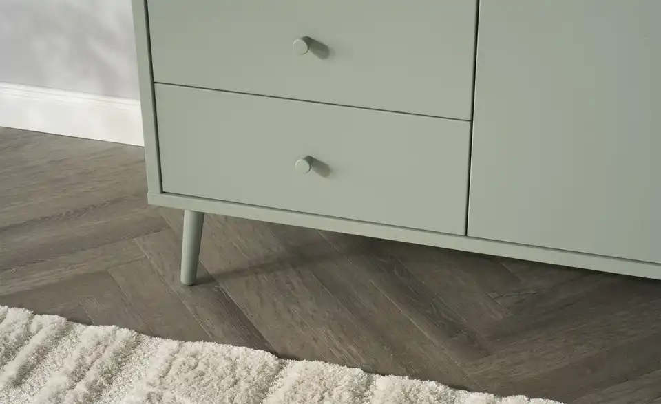 Kleiderschrank Hemsby 3-türig, Salbeigrün, mit Einlegeböden, Detailansicht