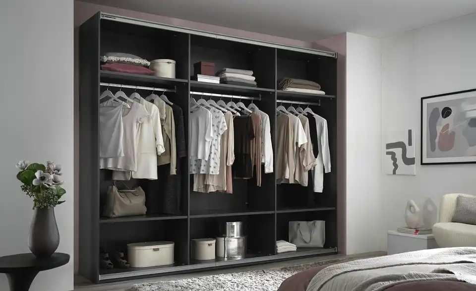 Schwebetürenschrank Minda, in Wohnsituation