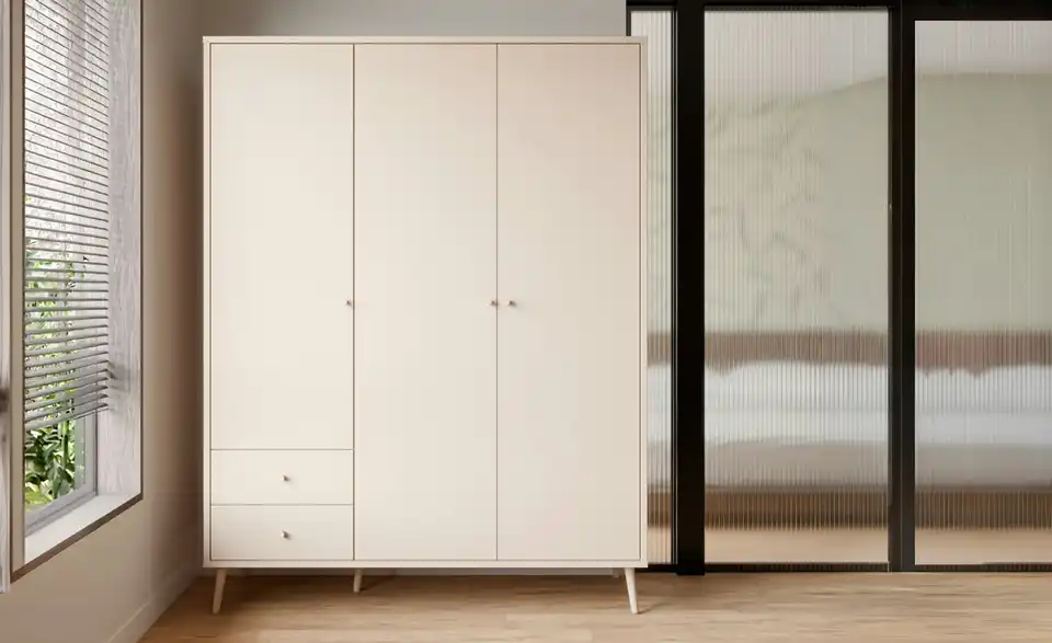 Kleiderschrank Hemsby 3-türig, Salbeigrün, mit Einlegeböden, in Wohnsituation