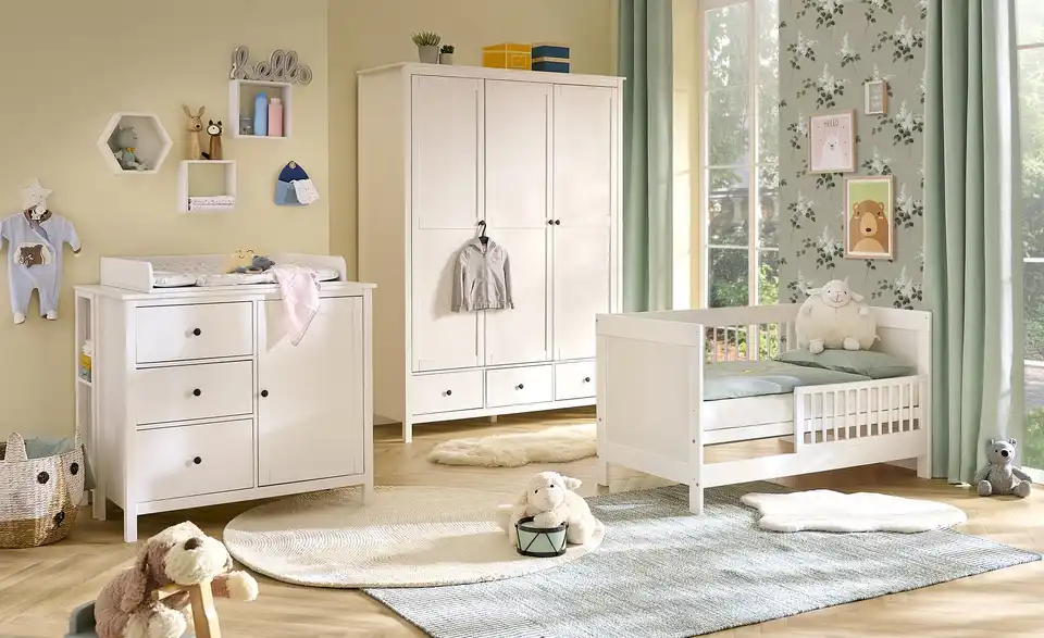 Massivholz-Drehtürenschrank Landliv aus Massivholz, in Wohnsituation