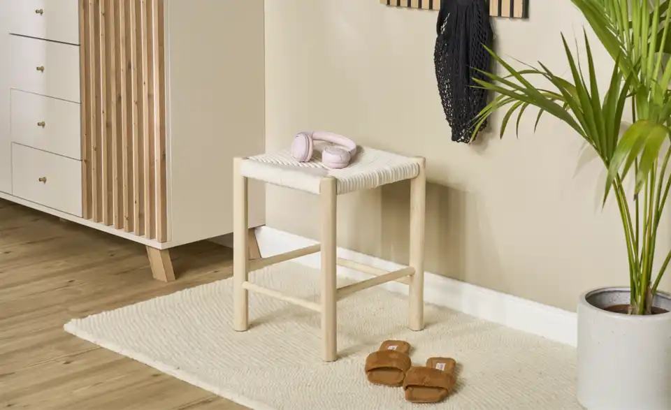 Hocker Sebastian Massivholz, in Wohnsituation