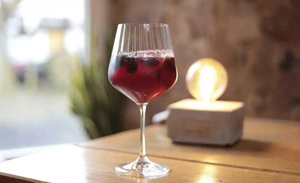 Nachtmann Gin & Tonic Gläser mit Glastrinkhalmen Tastes Good 4er Set, in Wohnsituation