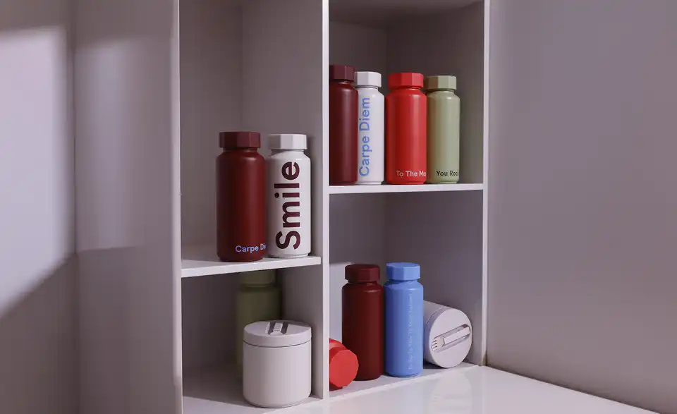 DESIGN LETTERS Thermoflasche, in Wohnsituation