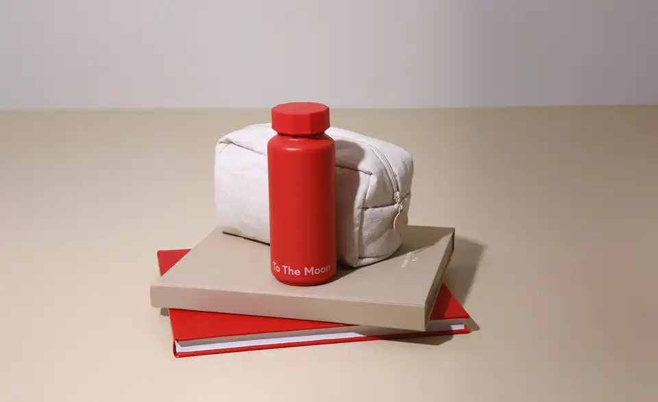 DESIGN LETTERS Thermoflasche, in Wohnsituation
