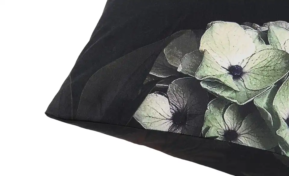 indigo Mako-Satin Wende-Bettwäsche Plumploris, Detailansicht