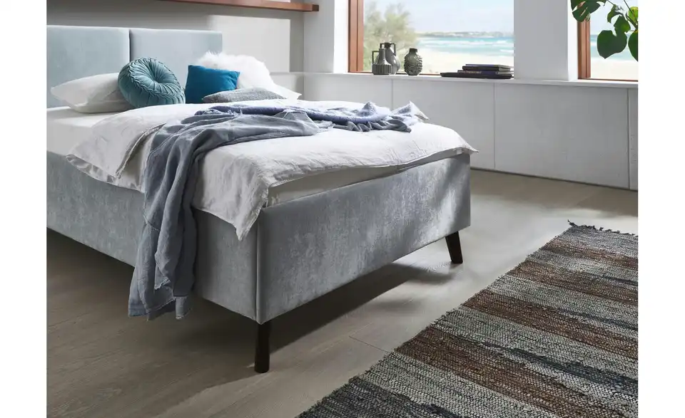 Polsterbett Piano in hellblau, in Wohnsituation