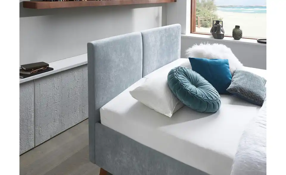 Polsterbett Piano in hellblau, in Wohnsituation